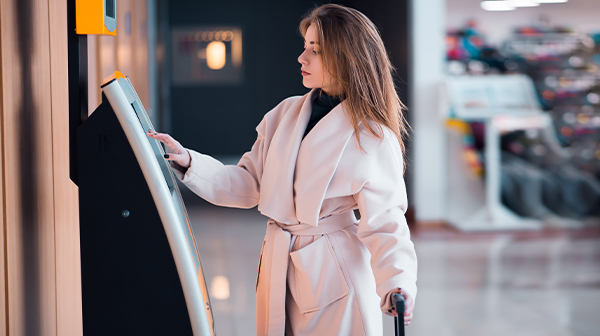 Self-service terminal equipped with AI directional mic module